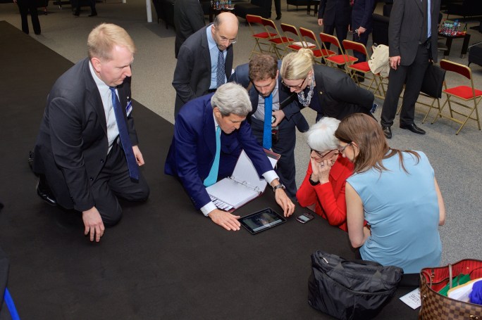 John Kerry ogląda wystąpienie prezydenta Baracka Obamy (US Department of State/Flickr)