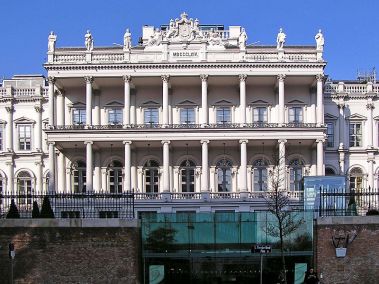 Z Palais Coburg nikt się nie rusza (Vestaligo in deep mourning)